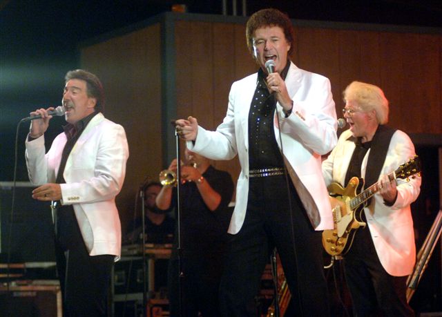 Mark and Jerry close their show with "Coimin' to America" at  the "Rock And Roll Is Here To Stay" concert 2006 